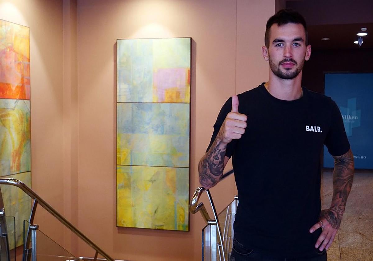 El delantero Álex Millán, uno de los refuerzos para la próxima temporada, a su llegada ayer a Oviedo.