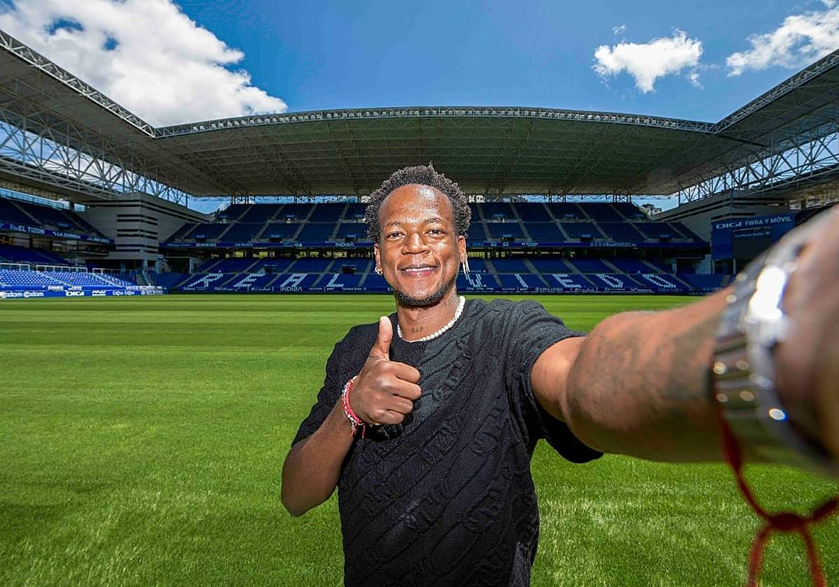Romario Ibarra, en el césped del Carlos Tartiere.