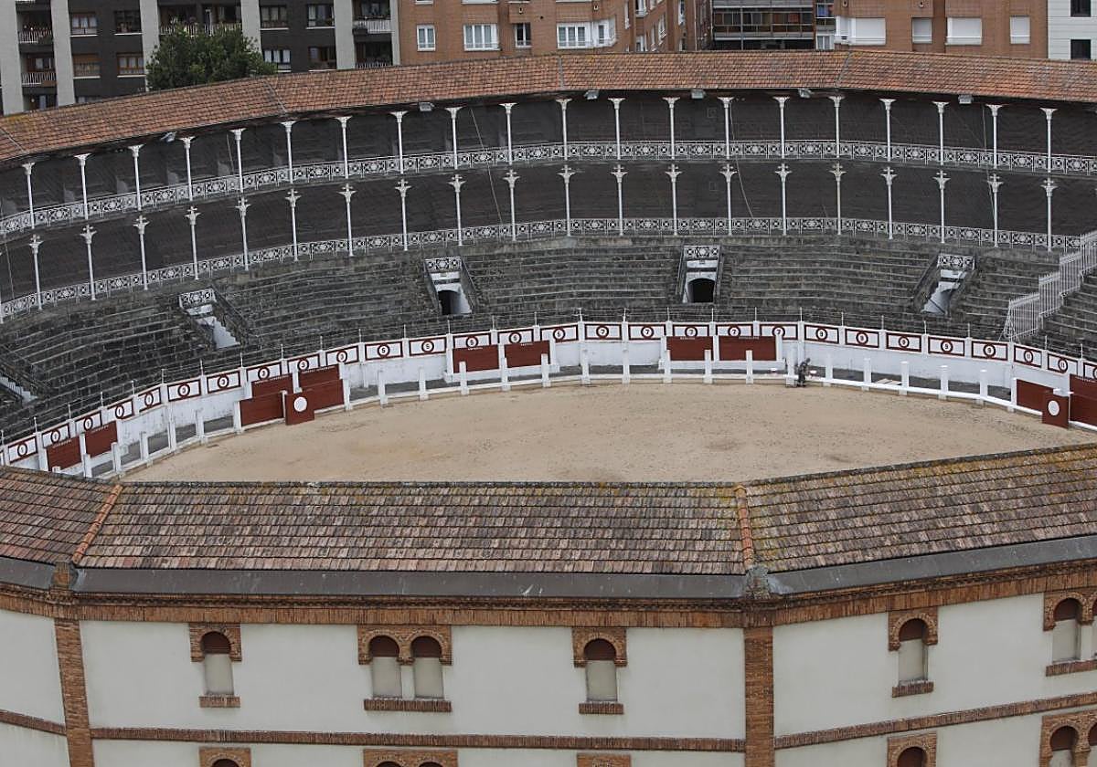 Vista general de la plaza de toros de El Bibio donde operarios del Ayuntamiento comenzaron esta semana a pintar los burladeros.