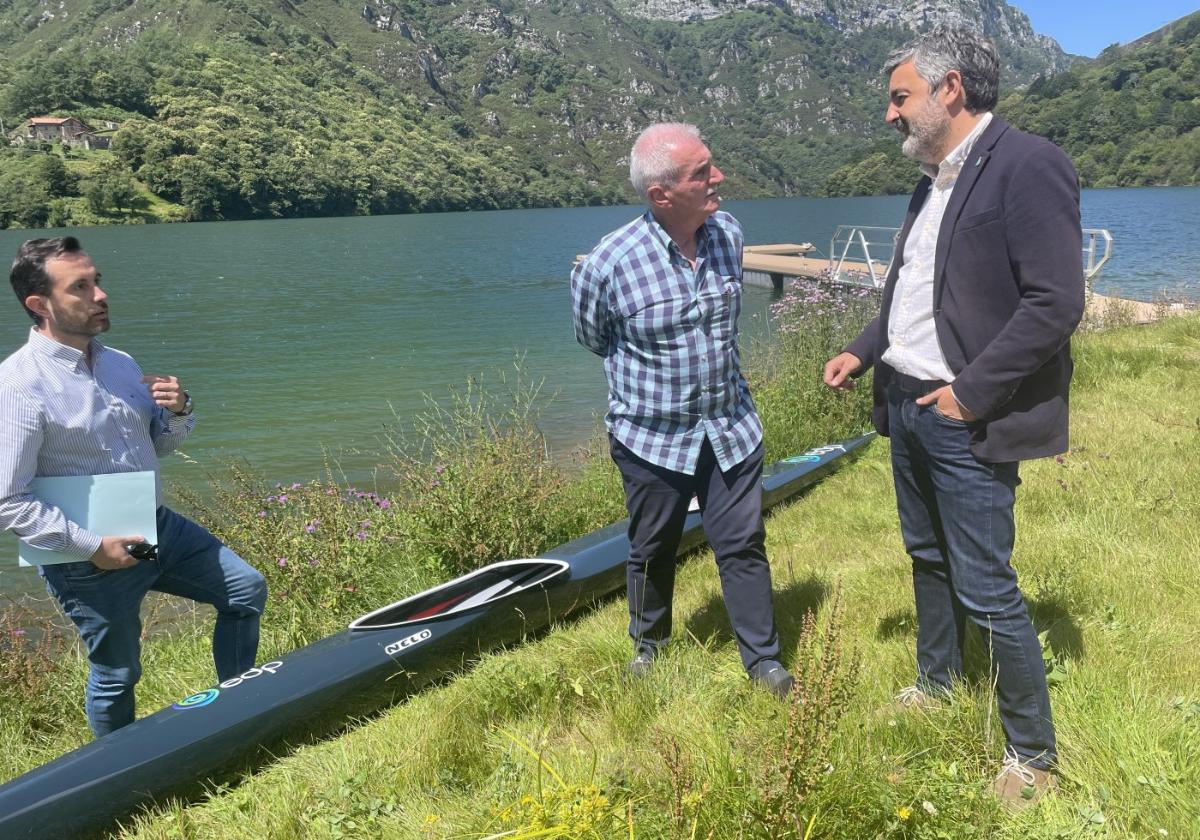 El director general de Medio Natural y Planificación Rural, David Villar; el alcalde de Caso, Miguel Fernádez y el consejero Alejandro Calvo.