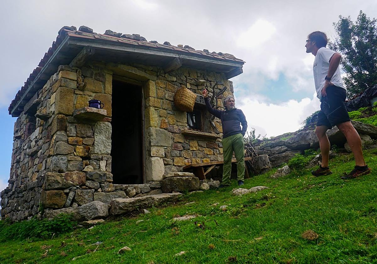 Javier Gil y Félix López junto a la cabaña de Fresnu, la última de las paradas de la ruta.