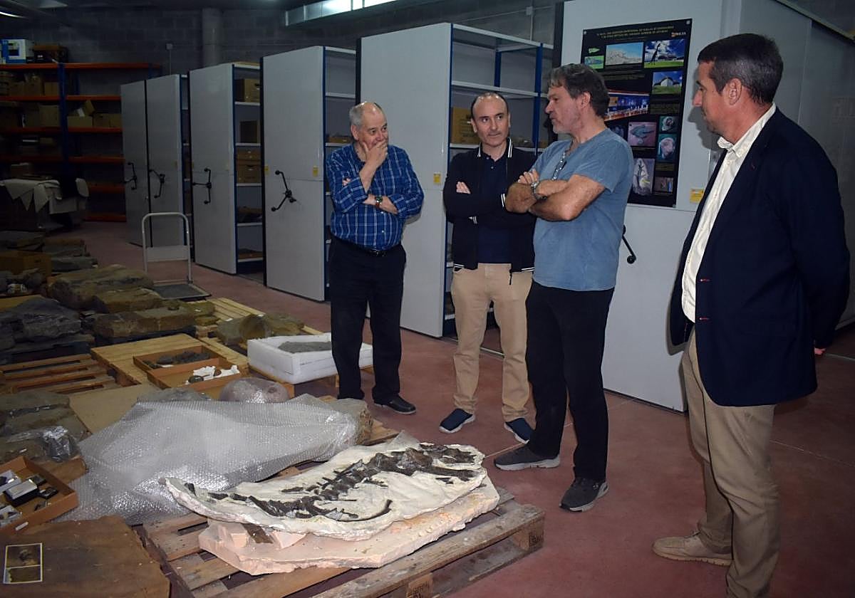 José Carlos García-Ramos, Pablo León, Oliver Rauhut y José Ángel Toyos en la litoteca del Museo del Jurásico de Asturias (Muja).