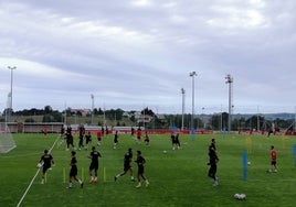 Imagen del primer entrenamiento del Sporting, en el campo número 1 de Mareo.