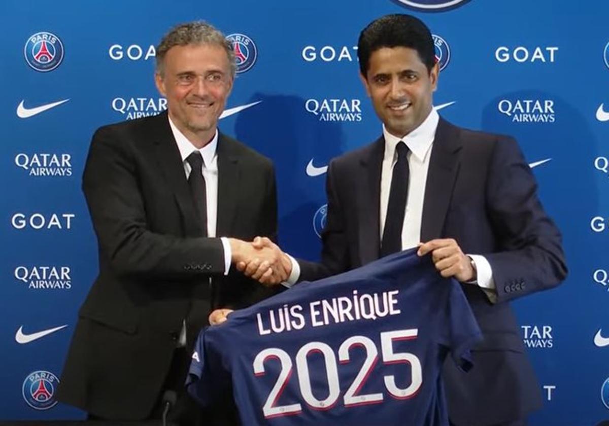 Luis Enrique, junto al presidente del PSG, Nasser Al Khelaifi, este miércoles, en la sala de prensa del PSG.