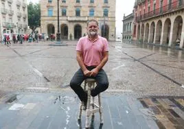 Manuel Paz, en la plaza Mayor gijonesa, en «el típico día de verano asturianu».