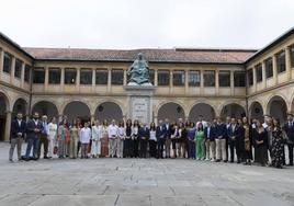 Los jóvenes participantes del programa y de sus mentores, en el Edificio Histórico de la Universidad.