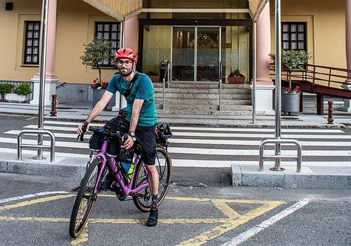 Lucas Álvarez saldrá el domingo del Centro Asturiano para recorrer el mundo.