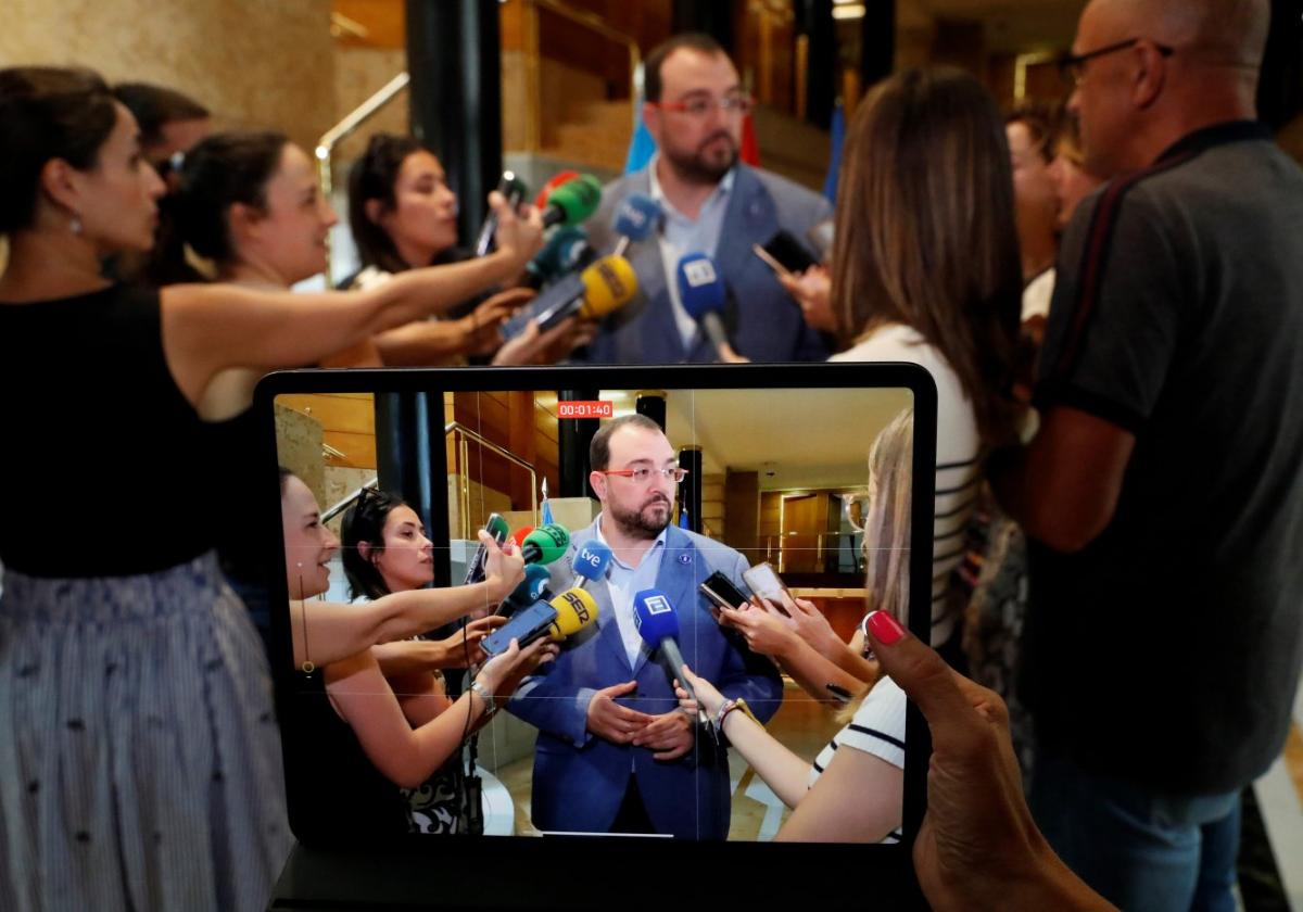 El presidente en funciones, Adrián Barbón, atendiendo ayer a los periodistas.