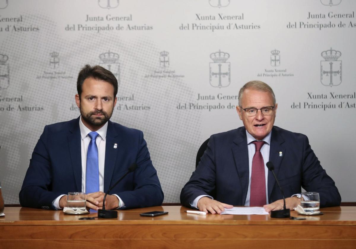 El secretario general del PP, Álvaro Queipo, y el portavoz popular, Diego Canga, anunciando su ofrecimiento.