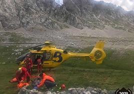 Herido un hombre al caer desde diez metros cuando realizaba una ruta en Cangas de Onís
