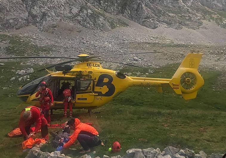 Herido un hombre al caer desde diez metros cuando realizaba una ruta en Cangas de Onís