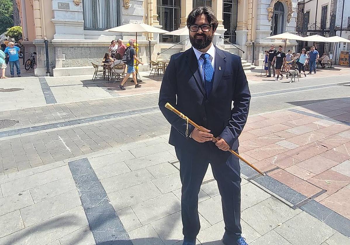 Enrique Riestra, con el bastón de mando, delante del Casino.