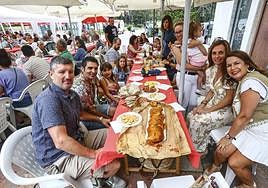 Uno de los grupos que disfrutaron ayer de la Comida en la calle de Grado.