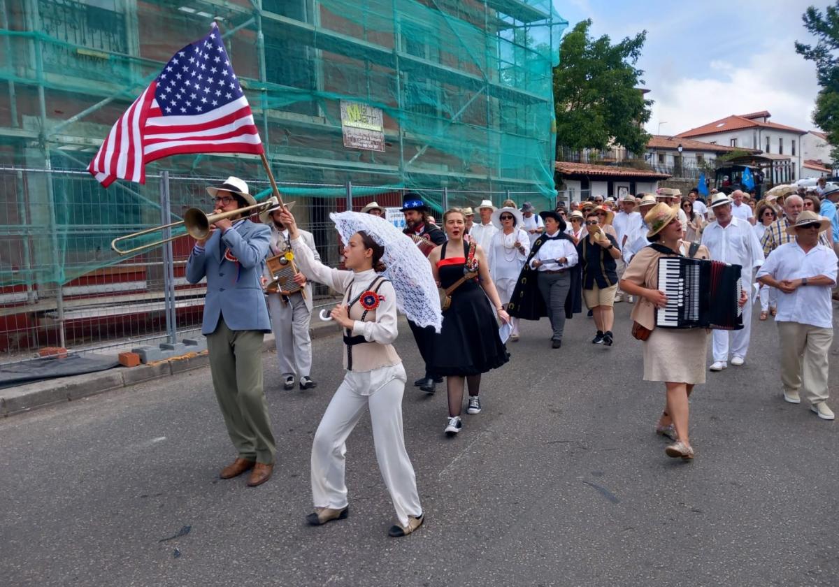 Eva Sánchez, enarbola la bandera de Estados Unidos durante el desfile folclórico por Colombres.