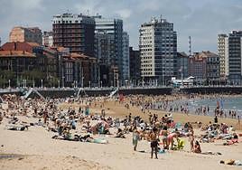 La playa de San Lorenzo llena de bañistas.