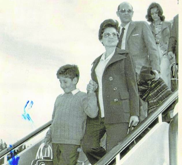 Con sus padres, en un viaje en avión a Canarias.