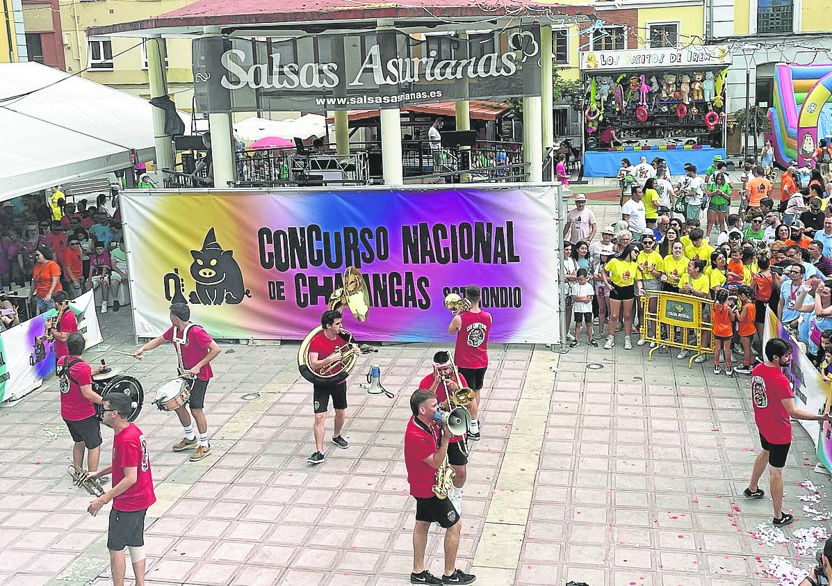 Sotrondio baila a ritmo de charanga