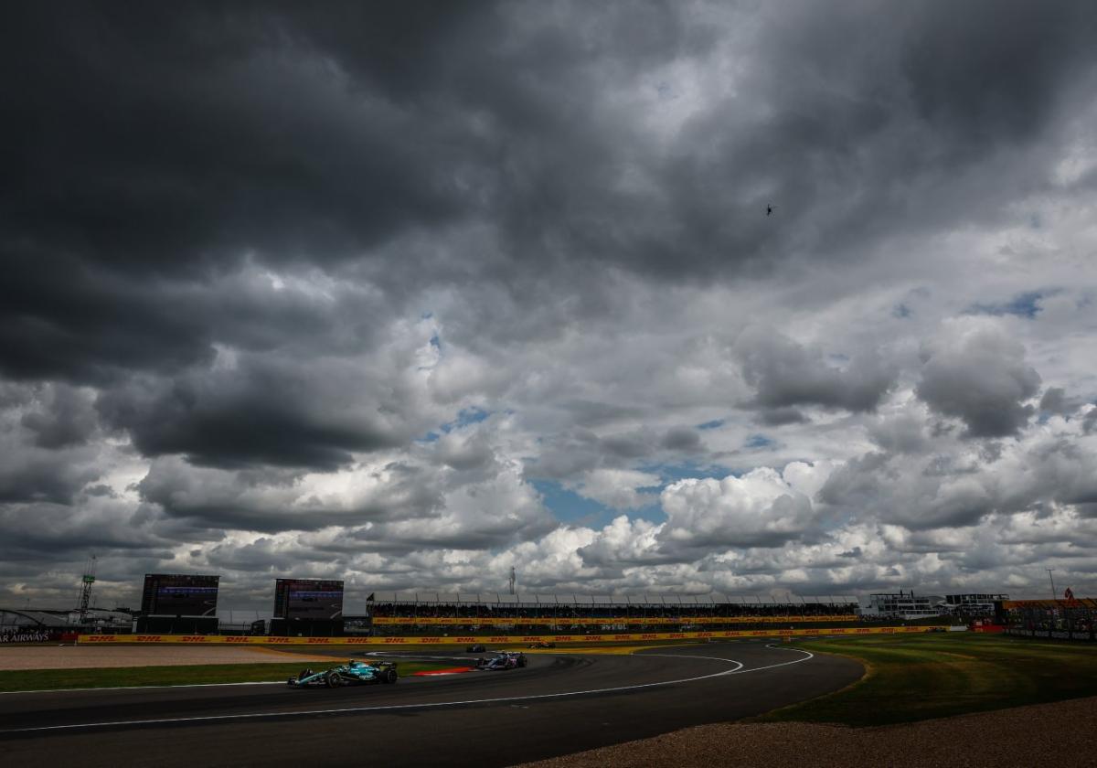 El Aston Martin de Fernando Alonso, seguido del Alpine de Gasly, bajo un cielo cubierto, acompañado de bajas temperaturas.