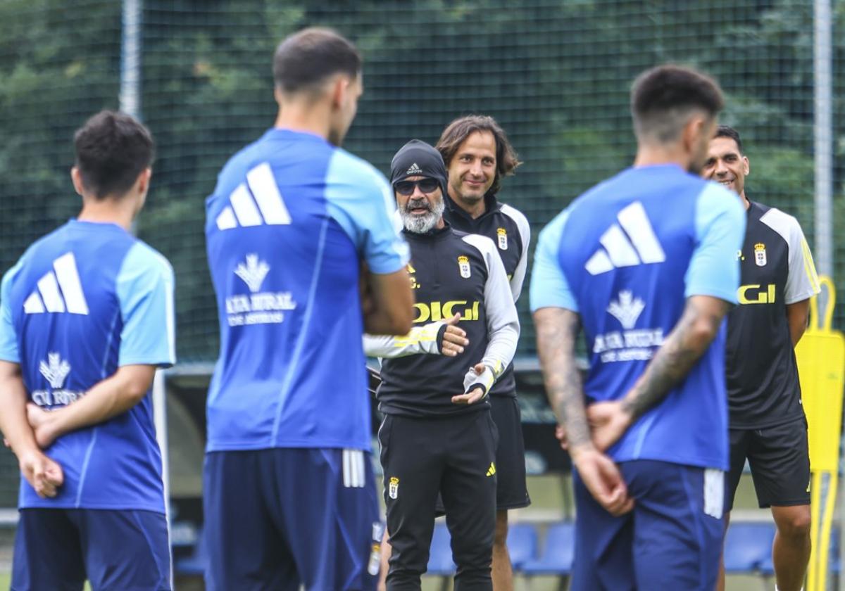 Álvaro Cervera se dirige a los jugadores antes de comenzar uno de los entrenamientos de la pasada semana.