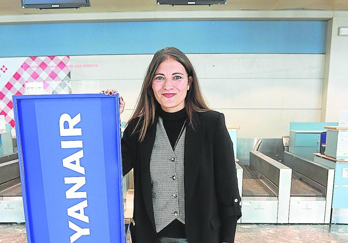 Elena Cabrera, portavoz de Ryanair para España y Portugal, en el aeropuerto de Asturias.