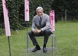 Diego Suárez Noriega toma un respiro en los jardines que rodean la galería en Deva.