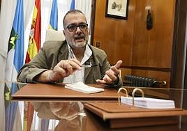 El alcalde de Langreo, Roberto Marcos García, en su despacho.