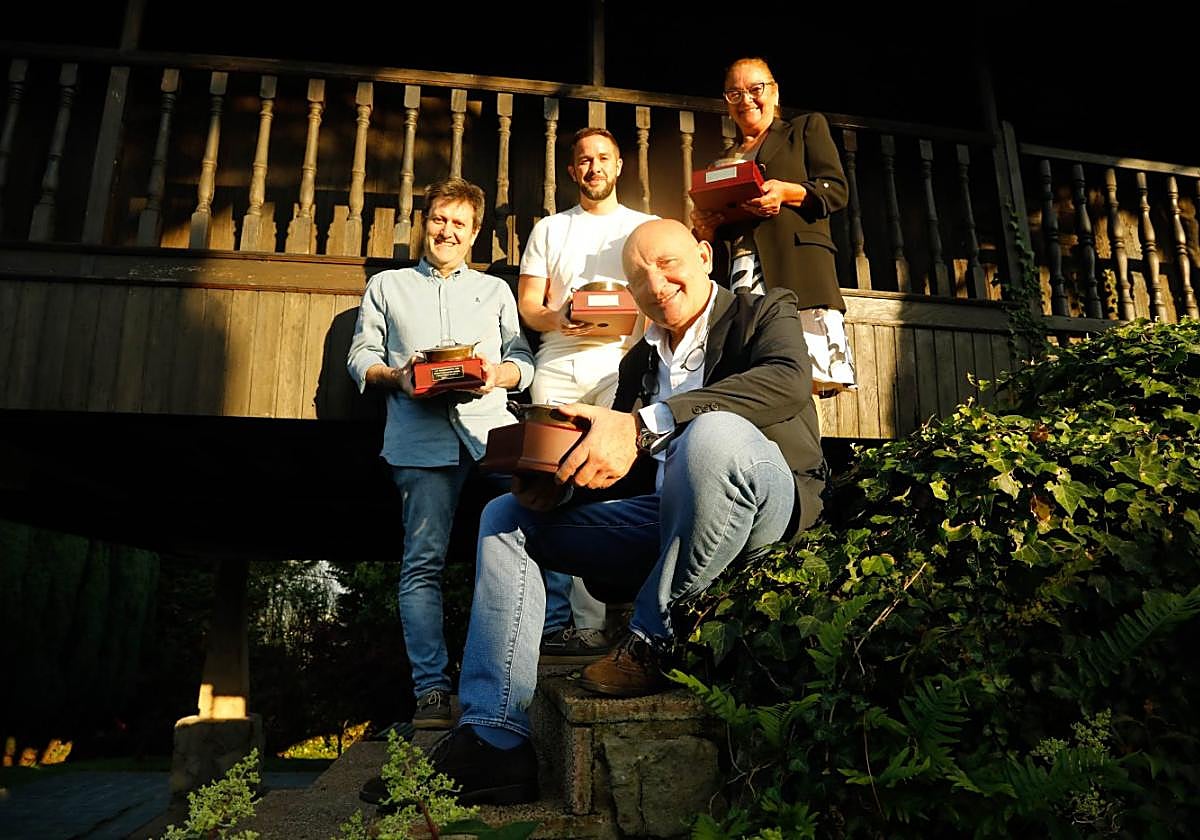 Pepe Ron, Carlos Gallego y Cecilia Fernández con Toño Pérez, en los jardines de Deloya.