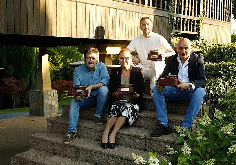 Maestro Nacional. Restaurante Atrio; Maestro Asturiano. Restaurante Blanco; Premio a la Proyección. Restaurante Los Llaureles y Premio a la Innovación. Casa Bartuelo.