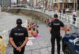 Policía en la escalera 2 de San Lorenzo.