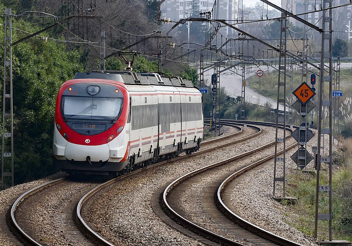 Un tren de cercanías de Renfe en la estación provisional de ferrocarril de Gijón.