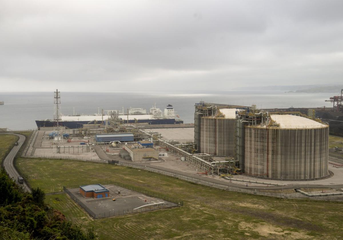 Instalaciones de la regasificadora de El Musel, con el primer metanero que llegó al puerto gijonés.