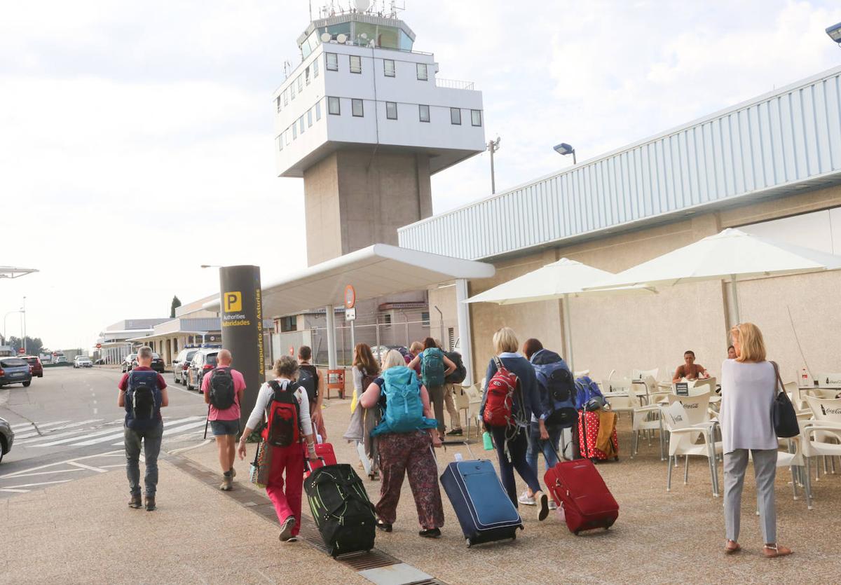 Viajeros en el aeropuerto de Asturias.