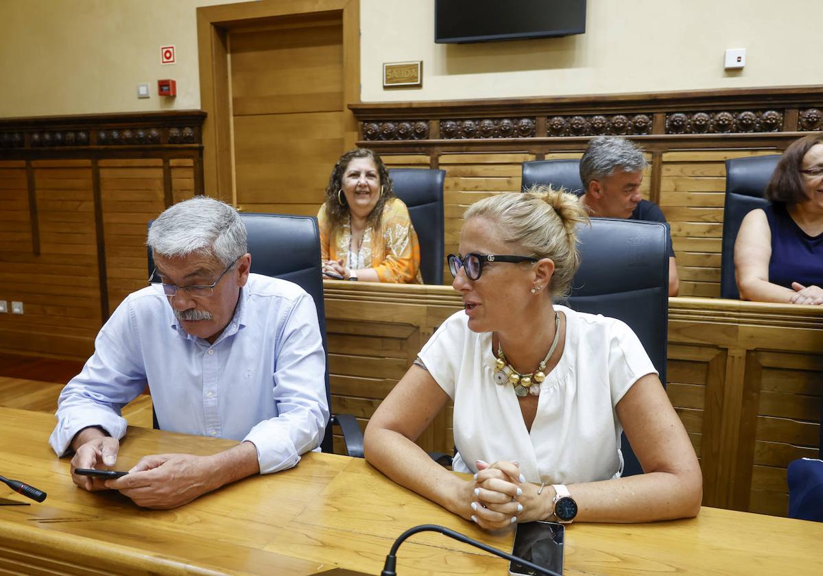 Lara Martínez junto a Luis Manuel Flórez 'Floro' en un pleno del Ayuntamiento de Gijón.