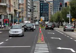 El nuevo pavimento oculta el carril bici que se había construido en 2020 junto a la mediana.