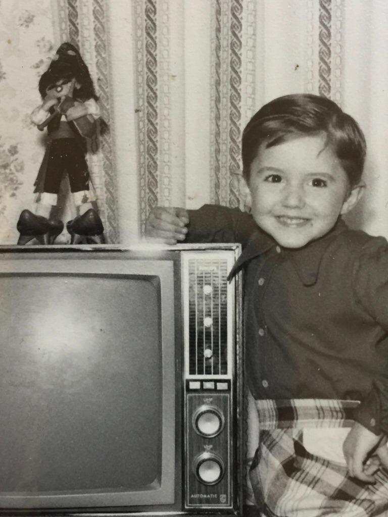 Un pequeño Rafa Cofiño, en el salón de la casa familiar