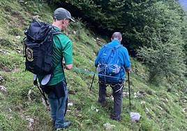 Un agente ayuda al senderista.