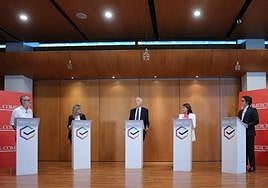 Un sorteo antes del debate estableció la distribución de los atriles. Por la izquierda, el candidato de Sumar, Rafael Cofiño, la del PP, Esther Llamazares, el moderador, Juan Neira, la candidata del PSOE, Adriana Lastra y el de Vox, José María Figaredo.