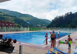 Los niños en los cursillos en la piscina de Turón este miércoles.