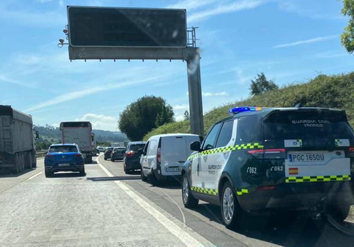 Retenciones en la autopista 'Y' por un accidente con varios vehículos implicados