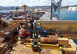 Bomberos y sanitarios, durante la intervención.