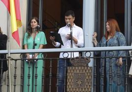 Javi Fuego, en el centro, junto a Lucía Noval y Alazne Castaño, en el balcón consistorial.