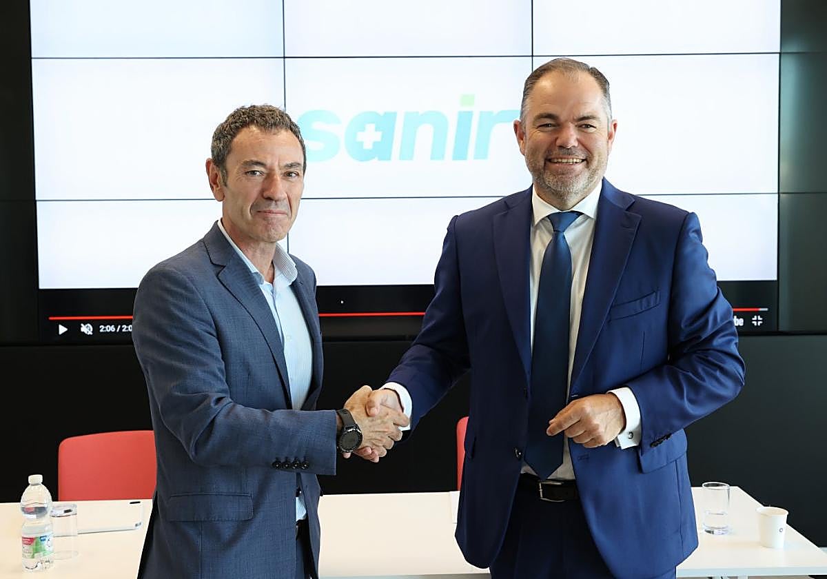 Carlos Huesa, director de nuevos negocios y diversificación de ALSA, y Carlos Paniceres, consejero delegado de Transinsa y Sanir, se estrechan la mano tras la presentación de la compañía en Madrid.