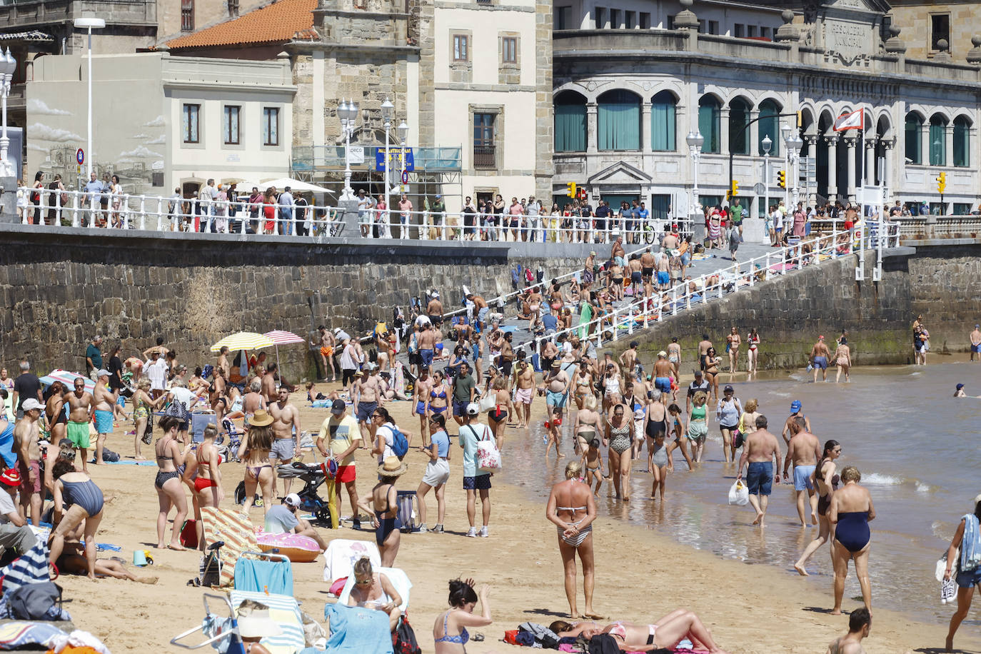 Los asturianos afrontan las altas temperaturas a remojo