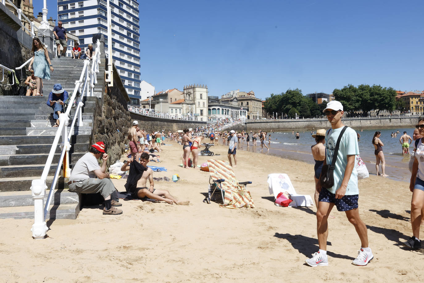 Los asturianos afrontan las altas temperaturas a remojo