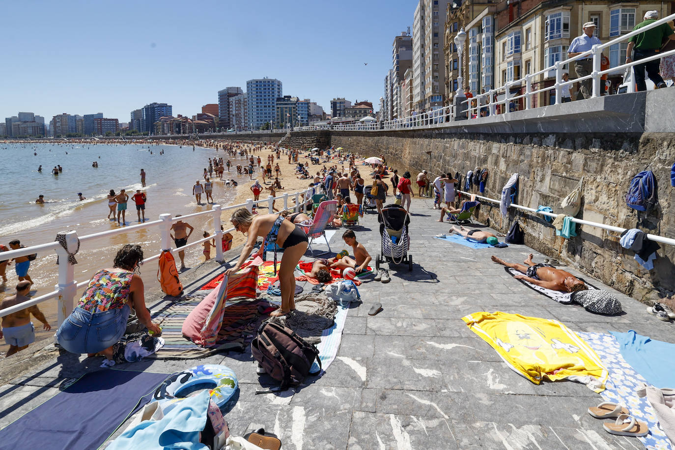 Los asturianos afrontan las altas temperaturas a remojo