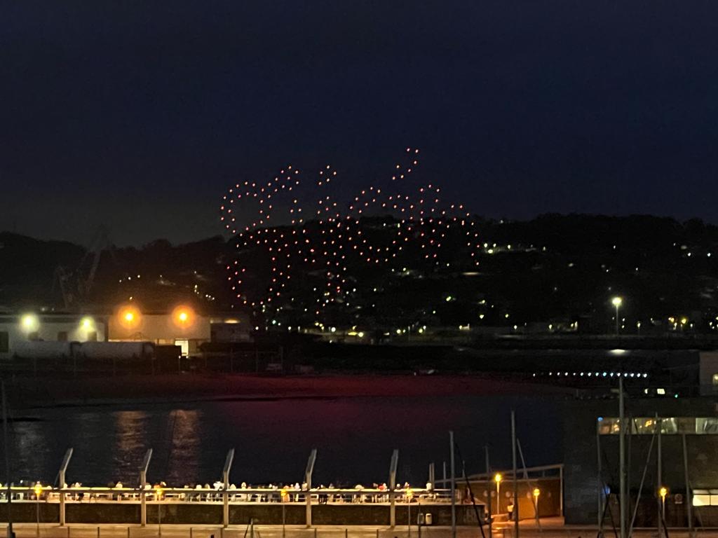 Quini ilumina el cielo de Gijón