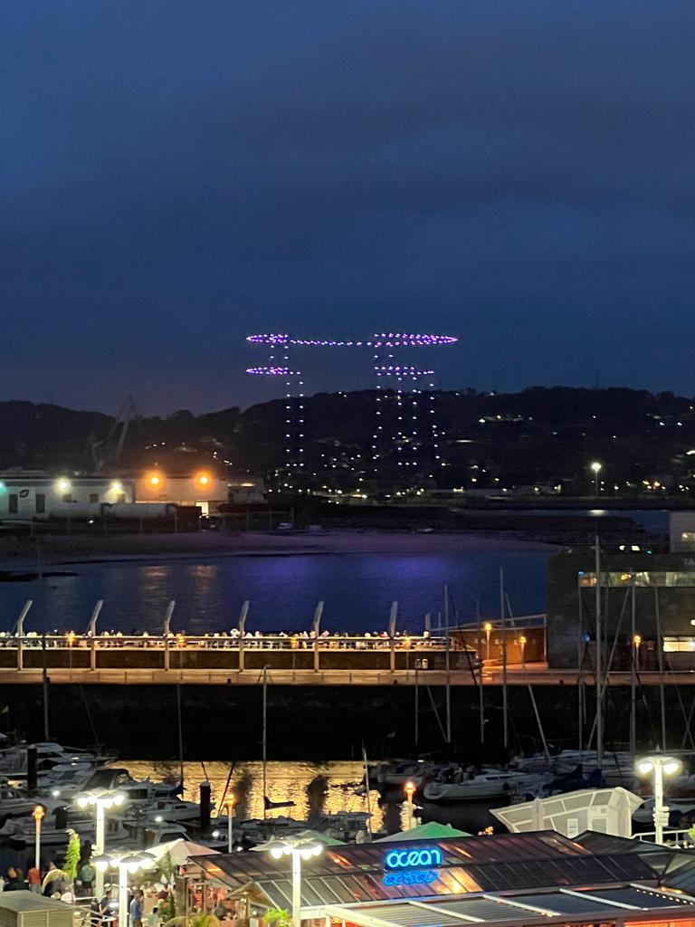 Quini ilumina el cielo de Gijón