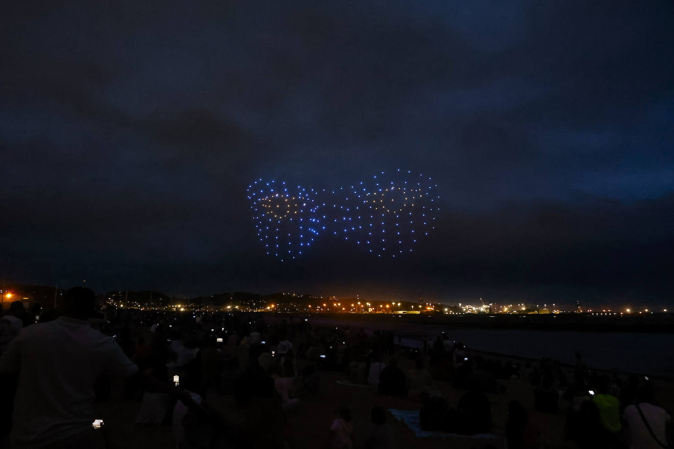 Quini ilumina el cielo de Gijón