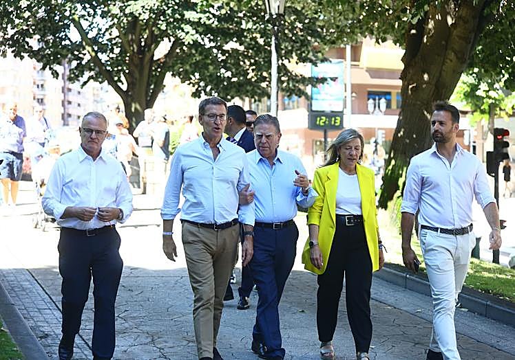 Imagen principal - Feijóo promete reducir el coste de la energía para las electrointensivas y sacar al lobo del Lespre