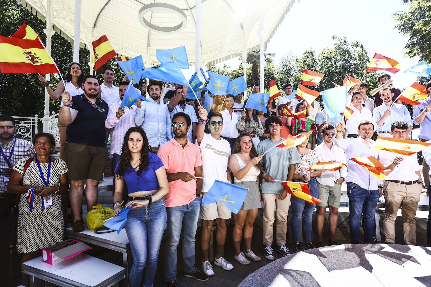 Así fue el acto de campaña de Feijóo en Oviedo
